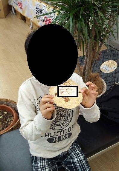 海鮮せんべい塩釜でせんべいを食べる息子