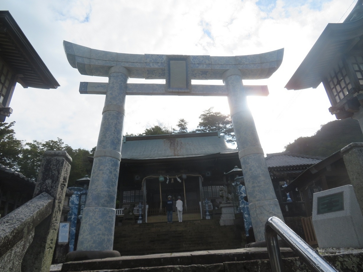 No.323【佐賀県】磁器の美しい青い鳥居！境内を疾走する列車！「陶山