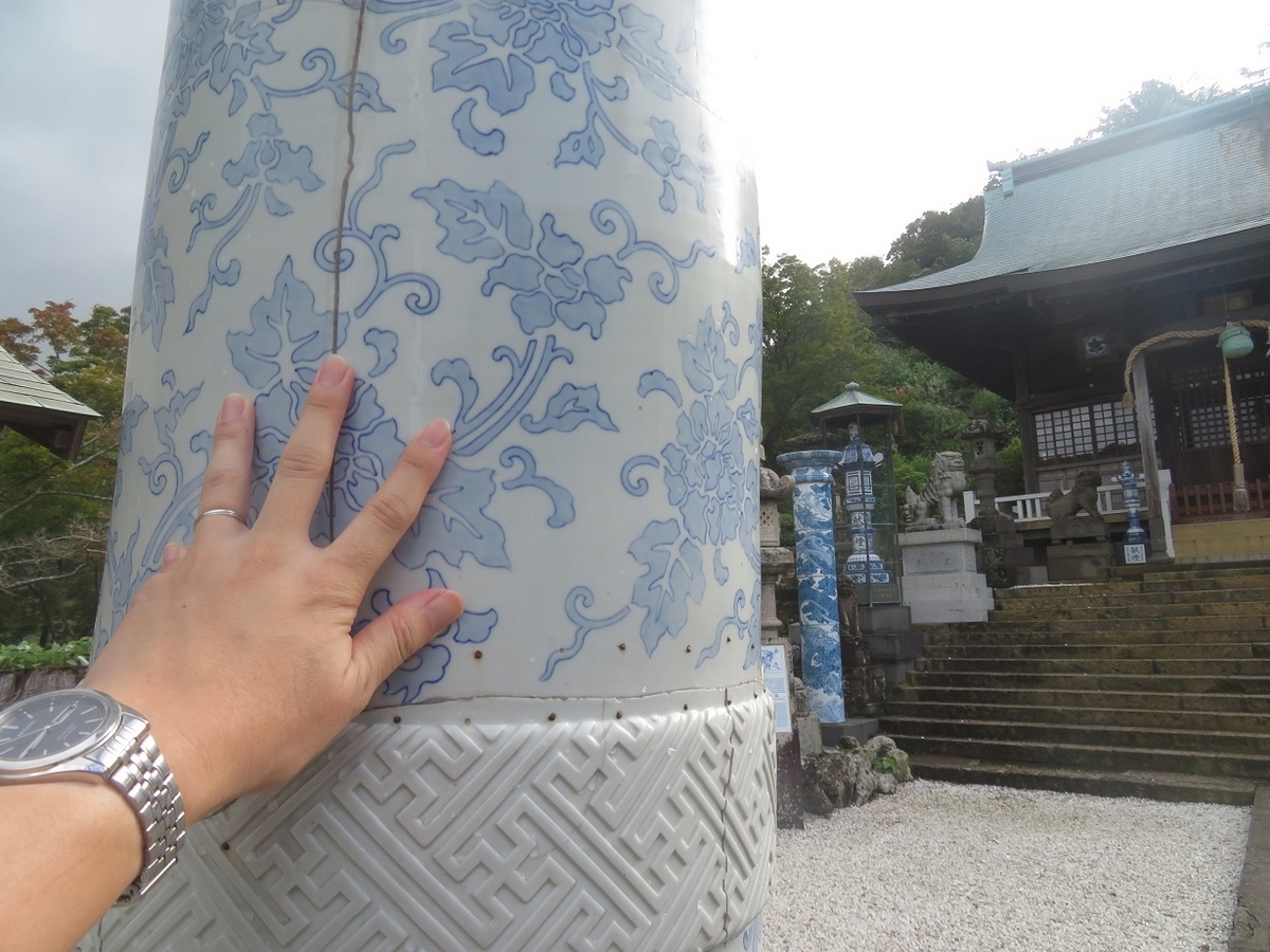 No.323【佐賀県】磁器の美しい青い鳥居！境内を疾走する列車！「陶山