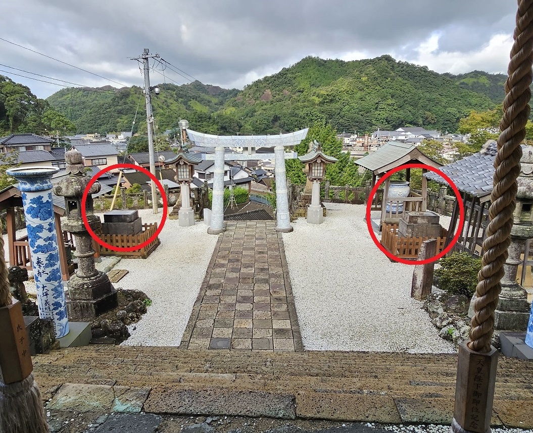 鳥居型陶器 No.323【佐賀県】磁器の美しい青い鳥居！境内を疾走する列車！「陶山