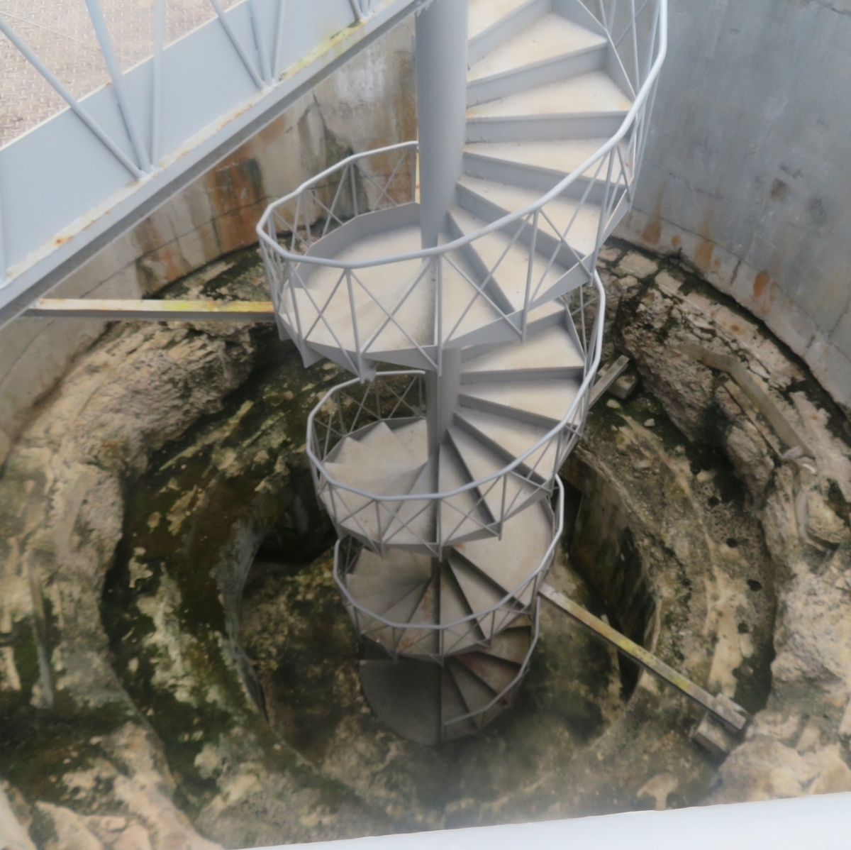 No.404【大分県】セルフ操作のケーブルカーで超巨大な砲台の中へ！「丹