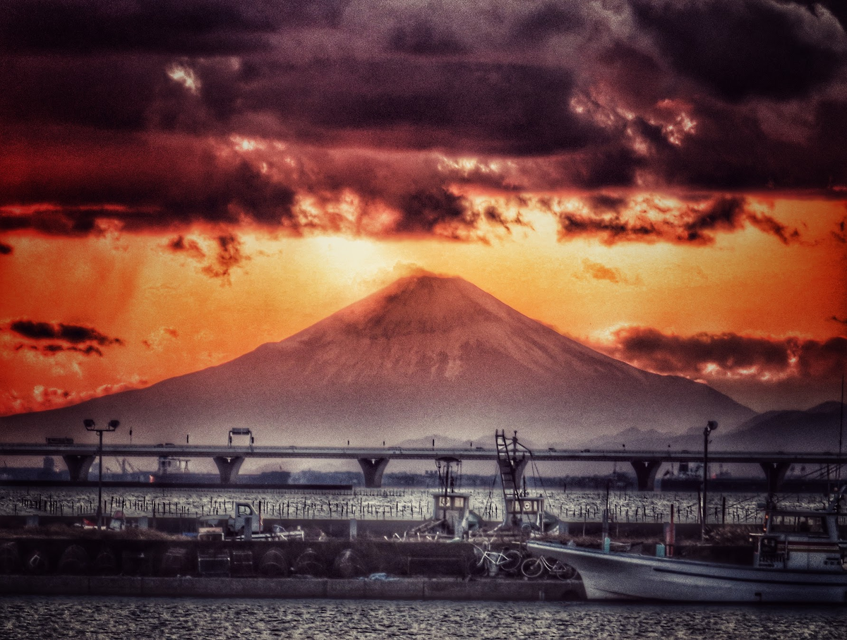 No.437【千葉県】夕方の海の中に立ち並ぶ電柱が幻想的！そこで
