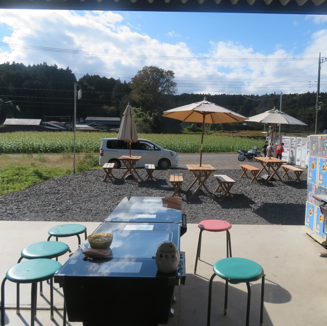 No.449【栃木県】田園でピクニック気分でレトロ自販機メシ！「なかよし自販機コーナー」！ - 週末大冒険
