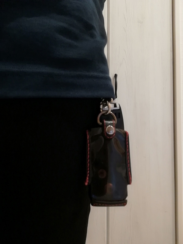服からはみ出す