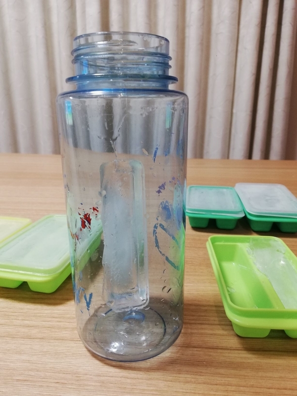 水筒に氷