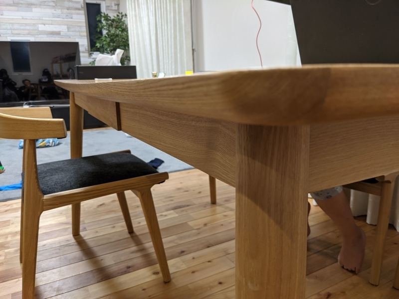 テーブル曲がってる