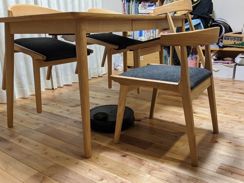 ロボット掃除機がイスを引きずり下ろす