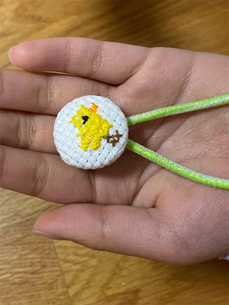 クロスステッチ】小2が作るくるみぼたんヘアゴム - 今日これ作りました。