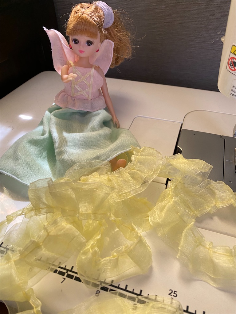 リカちゃん妖精ドレスの裾にチュールを縫い付けました。 - 今日これ