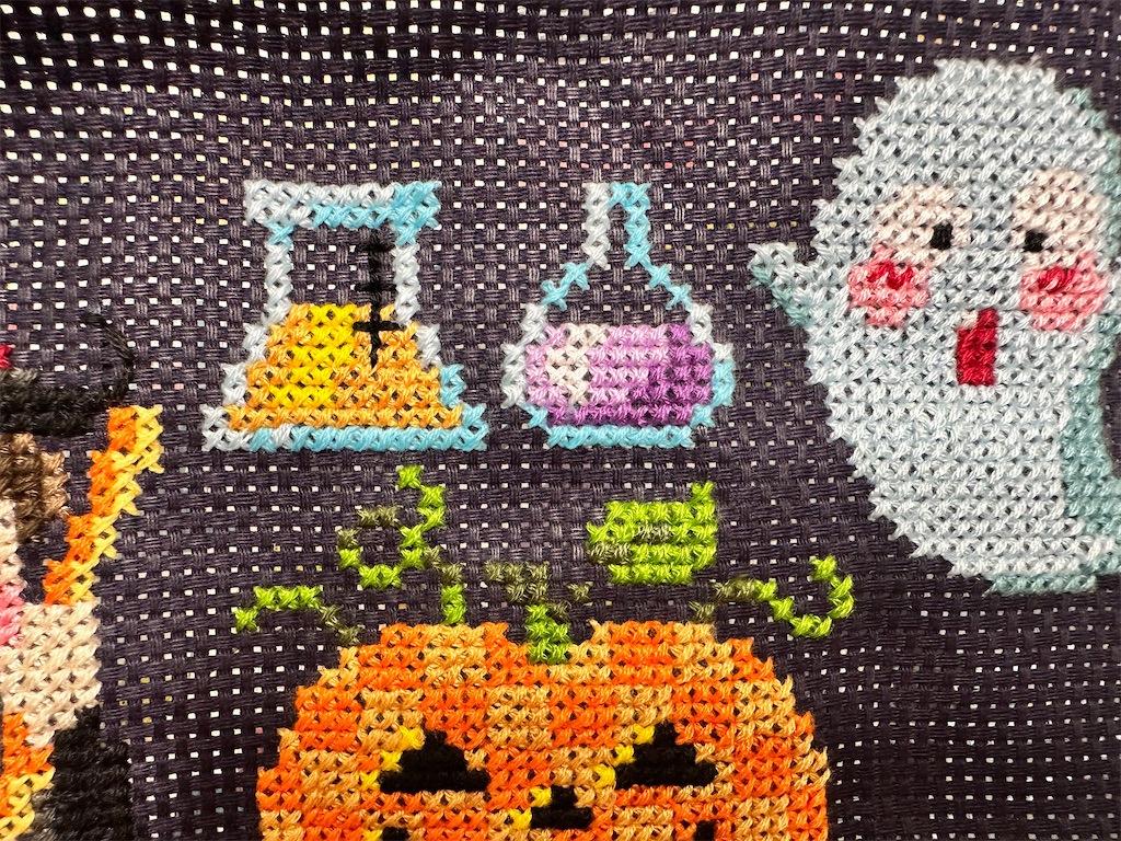 ハロウィンクロスステッチ：蜘蛛と魔女の実験道具 - 今日これ作りました。