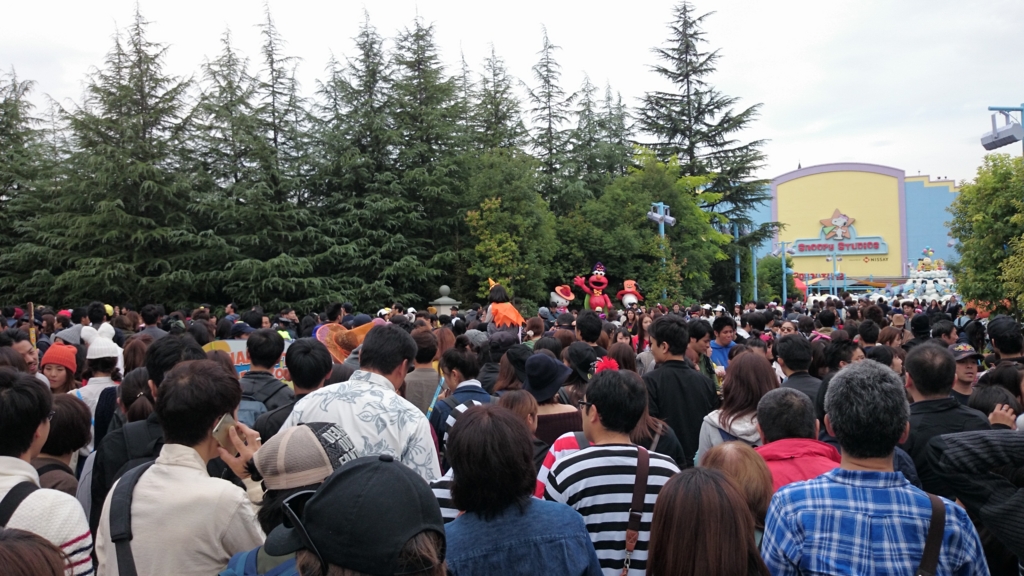 ハロウィンで混雑するUSJ