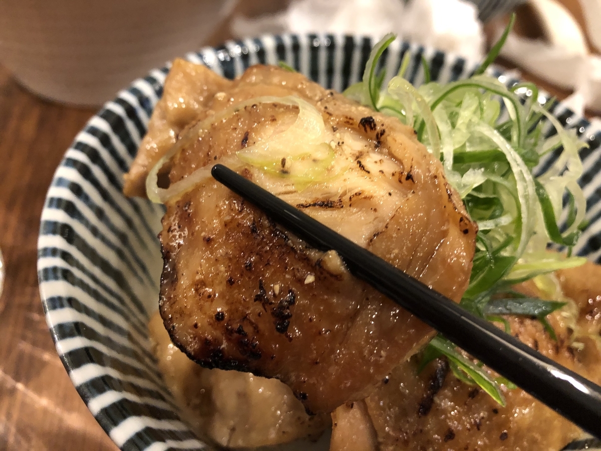 麺宿 志いな　ローストチキン丼　ジューシーで香ばしい