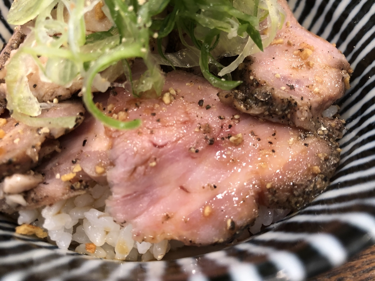 麺宿 志いな　ローストポーク丼　ジューシー