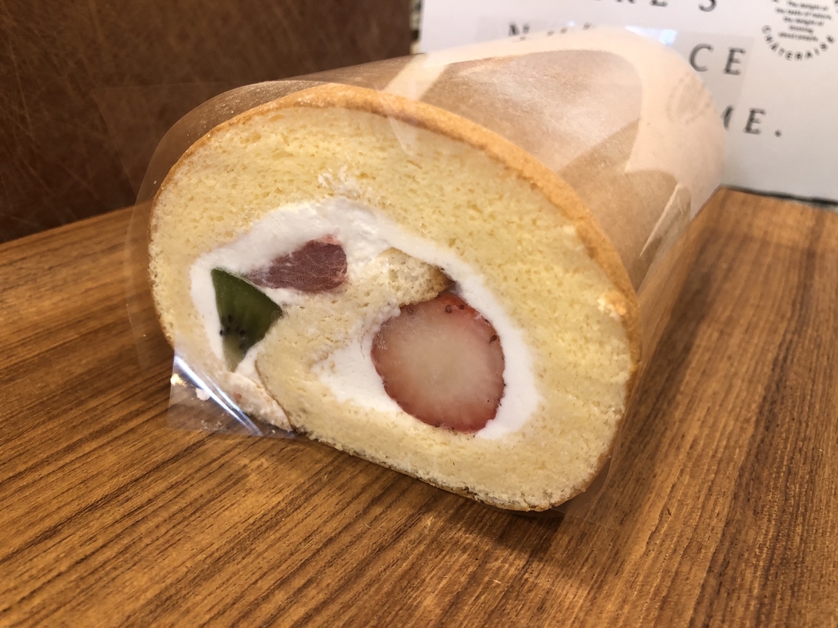 ヤツドキ　ロールケーキ　フルーツたっぷり
