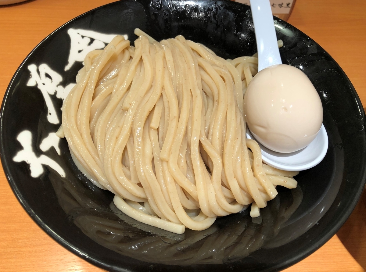 六厘舎　コシのある太麺