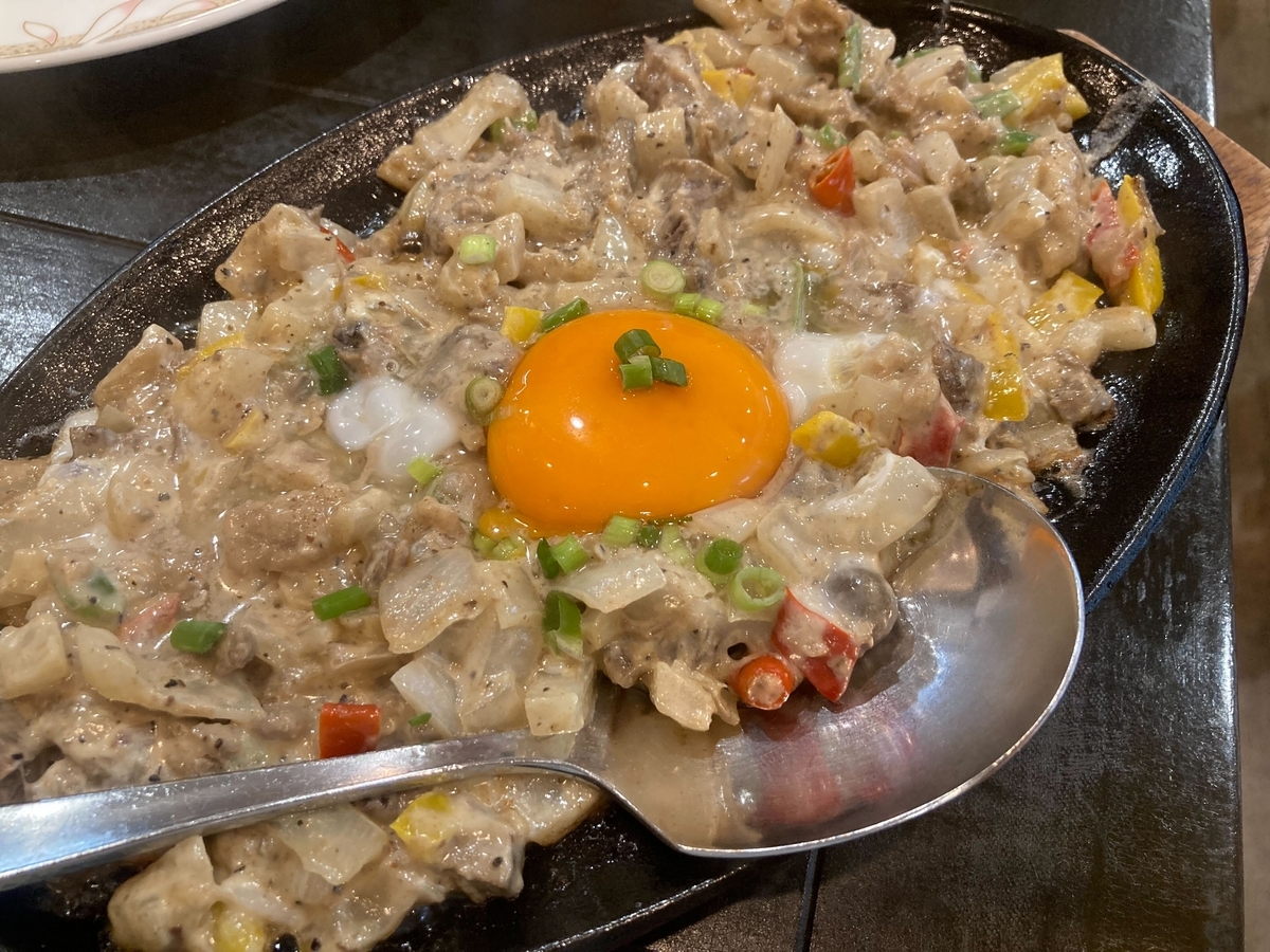卵黄を乗せたsisig