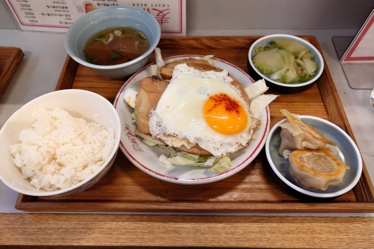 東京ギョーザスタンド ウーロン(千代田区)】東京駅で満足ランチ！チャーシューと餃子が美味しい定食 - やまげんの食べ歩きブログ