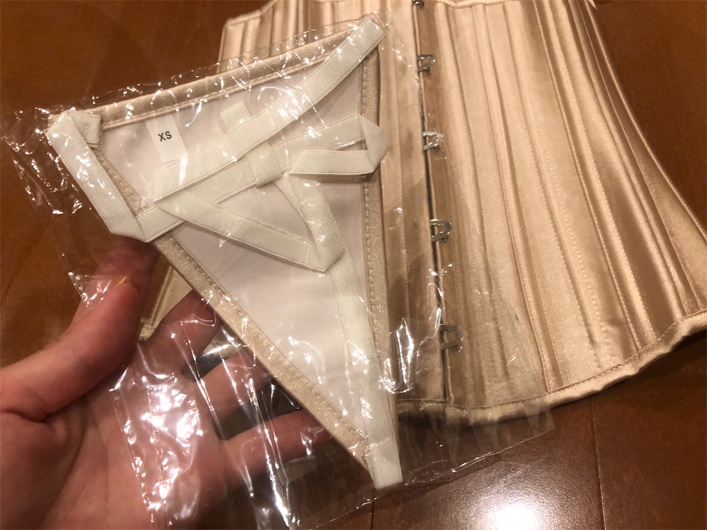 f:id:yamama48:20180806215242j:plain Amazonで購入したBurvogueのコルセットのオマケ品