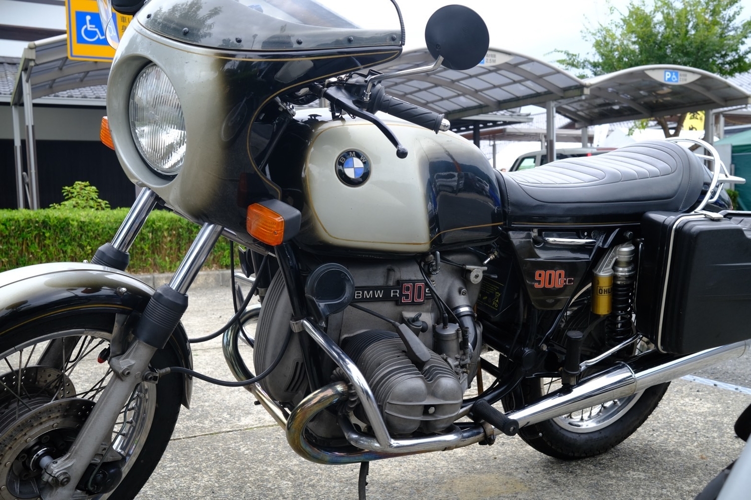 隣に停まっていたBMW R90S