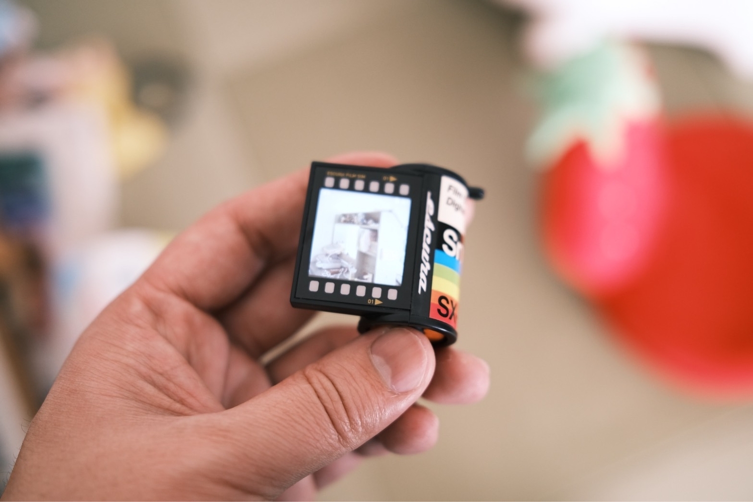 開封レビュー】フィルム型トイカメラ「SnapRoll」｜レトロな見た目が