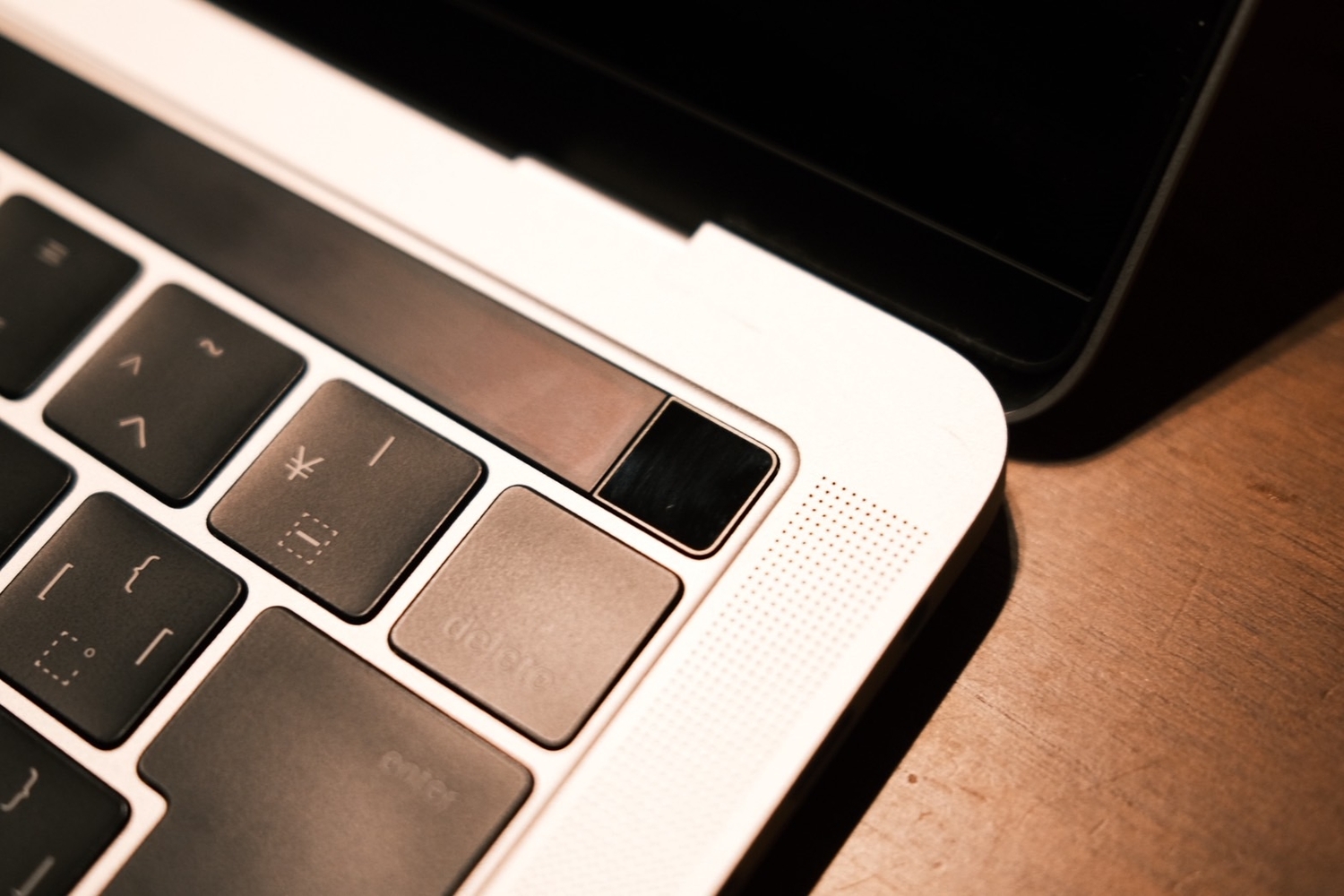 初代Touch Barモデル】MacBook Pro（2016）が突然ブラックアウト｜修理