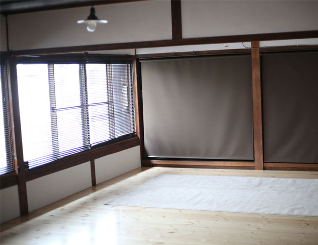 古民家のリビング 収納しやすく窓辺の押入れ建具変更 少ない物ですっきり暮らす