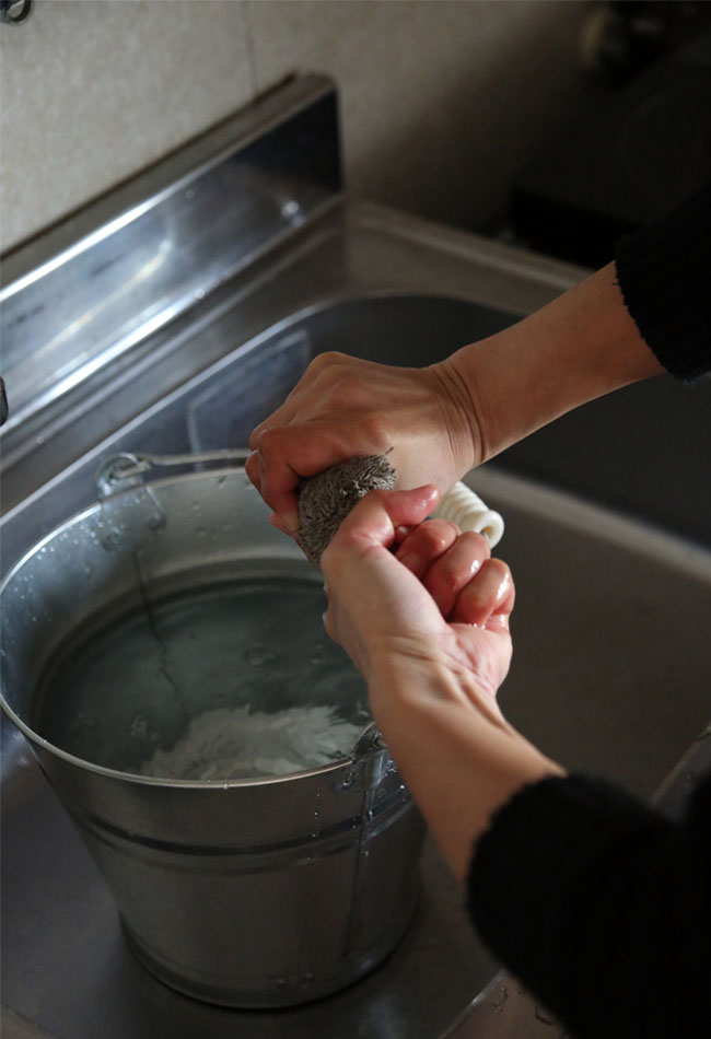 バケツとそ雑巾で拭き掃除