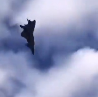 #大陸の安徽省上空で空戦発生か #ミサイルを見た #河南省や安徽省で空戦発生か #J20戦闘機 #中共空軍の自称ステルス戦闘機J20 #中国河南省軍用機3機が空中戦1機が撃墜か #河南省駐馬店市 #安徽省阜陽市中共空軍同士の空中戦か 河南省駐馬店市 #安徽省阜陽市 #中国空軍戦闘機3機が空戦1機が撃墜か #ワゴンホイール #F4CファントムII #空戦テクニック #ドッグファイ