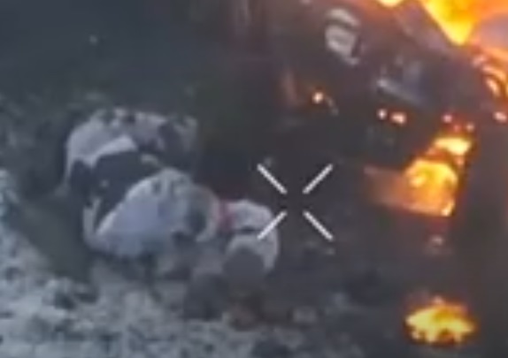  #ウクライナ軍は　 #Lyman 　 #リマン方面で反撃に成功し  #Khortytsia　ホルティツィア特殊作戦軍が以前に占領していた 地域一帯を解放しました  またウクライナ軍は #スッジャの南東部で支配エリアを広げ 前進をしました   一方で　 #ロシア軍による大型爆弾がスッジャに落とされている という情報があります   #スッジャはロシアの町でしたが　ロシア軍はウクライナの 都市同様に　スッジャからも建物を消すつもりのようです     続いてはクルスクの戦いですが　二輪など軽装備の多い 最近のロシア軍にしては　かなり良い装備の機甲部隊が 撃破されました    #ウク軍空挺隊第82旅団と第47OMBrはT-80BVMやBMP-3 からなる有力なロシア機甲部隊と交戦しました  特に　この部隊の車両は #対ドローン電子戦システムや サイドスカートの追加装甲など装備も揃っていました  しかし　 #ウクライナ各隊の密接な共同戦闘の結果 次々と撃破され #T80戦車3両とBMP3戦闘車7両が破壊されました 更に #ロシア兵35名が死亡して62名が負傷しています  露軍は自決者も出しています    次は長距離攻撃です  昨日に続いて　またロシアの航空産業が攻撃されました    #スモレンスク航空機工場を攻撃     1月21日夜間、ウク軍無人機がスモレンスク航空機工場を 攻撃して20回の爆発がおこり　建物が炎に包まれました   火災の1つは　 #スモレンスク航空機工場の作業場の 1つで　Kh-59対空ミサイルの製造ラインで発生したと 見られています    更にウク軍ドローンは #ヴォロネジのリスキーの石油貯蔵所も 攻撃しました