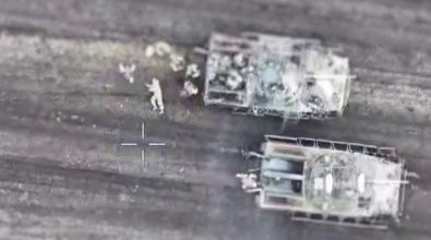  #ウクライナ軍は　 #Lyman 　 #リマン方面で反撃に成功し  #Khortytsia　ホルティツィア特殊作戦軍が以前に占領していた 地域一帯を解放しました  またウクライナ軍は #スッジャの南東部で支配エリアを広げ 前進をしました   一方で　 #ロシア軍による大型爆弾がスッジャに落とされている という情報があります   #スッジャはロシアの町でしたが　ロシア軍はウクライナの 都市同様に　スッジャからも建物を消すつもりのようです     続いてはクルスクの戦いですが　二輪など軽装備の多い 最近のロシア軍にしては　かなり良い装備の機甲部隊が 撃破されました    #ウク軍空挺隊第82旅団と第47OMBrはT-80BVMやBMP-3 からなる有力なロシア機甲部隊と交戦しました  特に　この部隊の車両は #対ドローン電子戦システムや サイドスカートの追加装甲など装備も揃っていました  しかし　 #ウクライナ各隊の密接な共同戦闘の結果 次々と撃破され #T80戦車3両とBMP3戦闘車7両が破壊されました 更に #ロシア兵35名が死亡して62名が負傷しています  露軍は自決者も出しています    次は長距離攻撃です  昨日に続いて　またロシアの航空産業が攻撃されました    #スモレンスク航空機工場を攻撃     1月21日夜間、ウク軍無人機がスモレンスク航空機工場を 攻撃して20回の爆発がおこり　建物が炎に包まれました   火災の1つは　 #スモレンスク航空機工場の作業場の 1つで　Kh-59対空ミサイルの製造ラインで発生したと 見られています    更にウク軍ドローンは #ヴォロネジのリスキーの石油貯蔵所も 攻撃しました