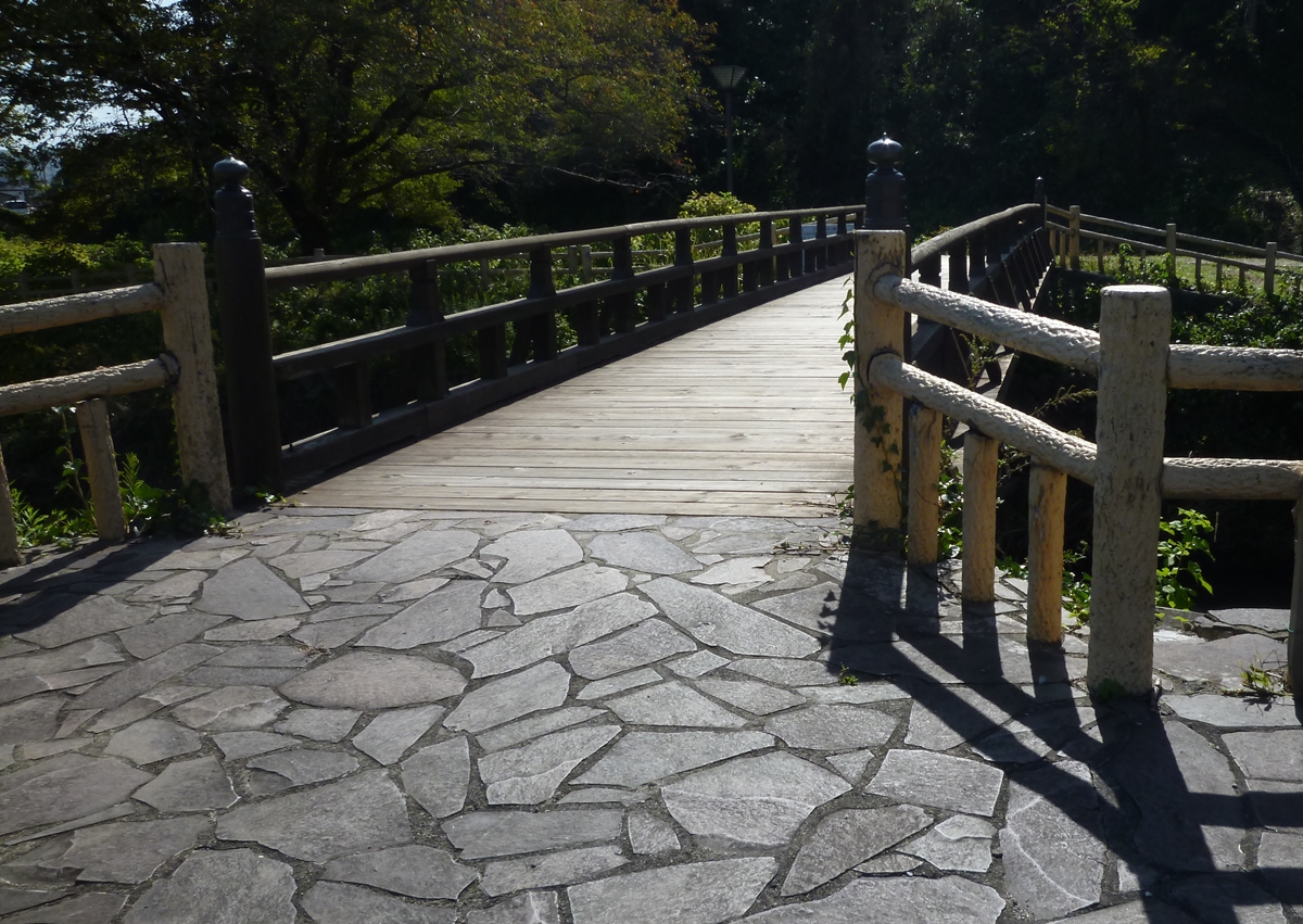 公園の中の橋　石畳　木製の欄干