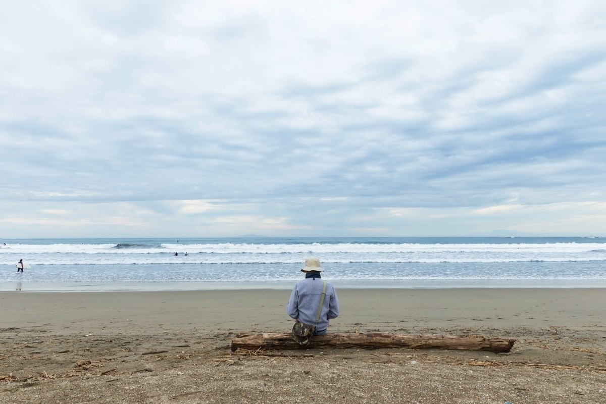 海を見つめる孤独な男性の背中