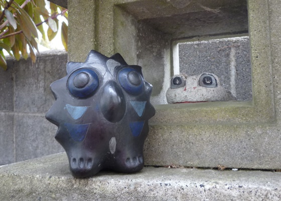 石灯籠のカエル（石製）とふくろう（木製）の置物