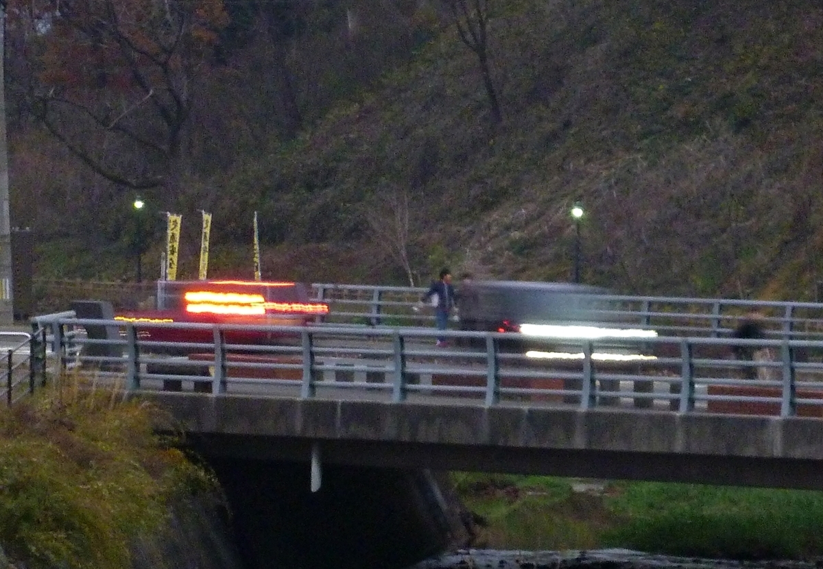 夕刻の橋の上　車のヘッドライトとテールランプ