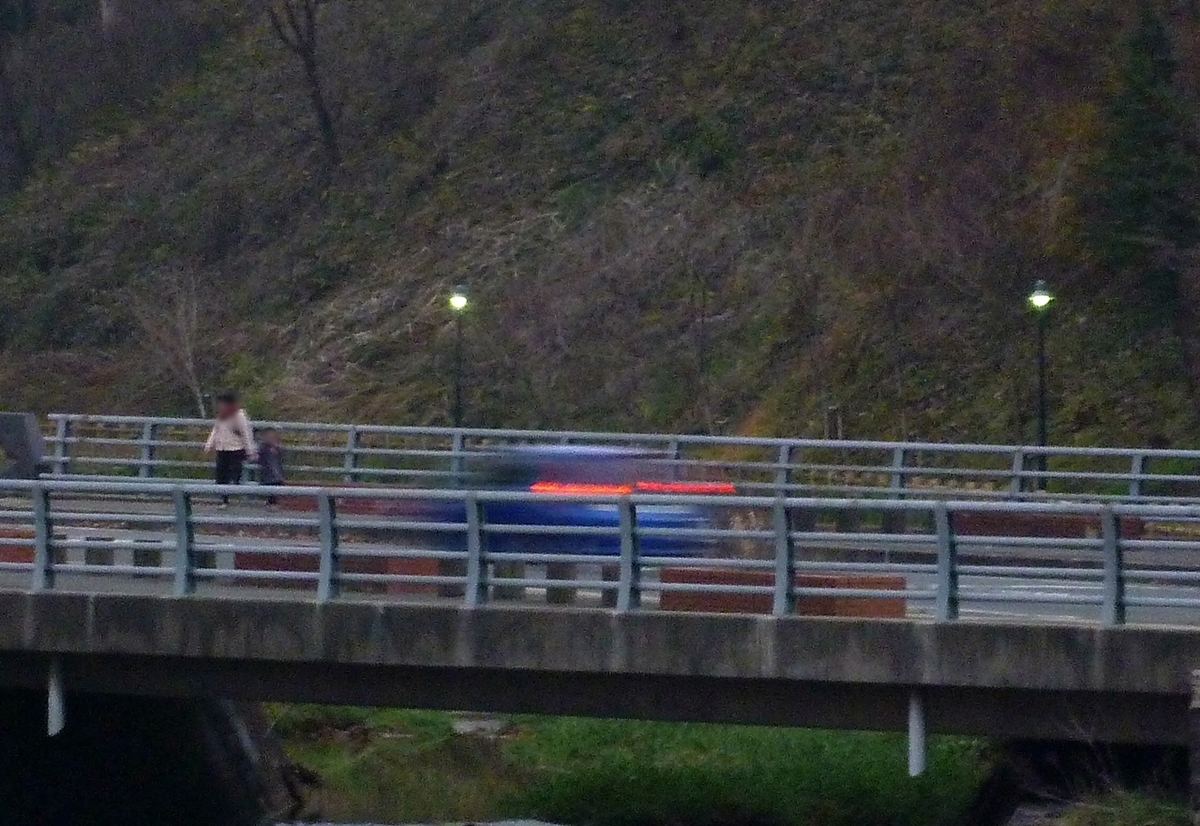 夕刻の橋の上　青い車のテールランプ