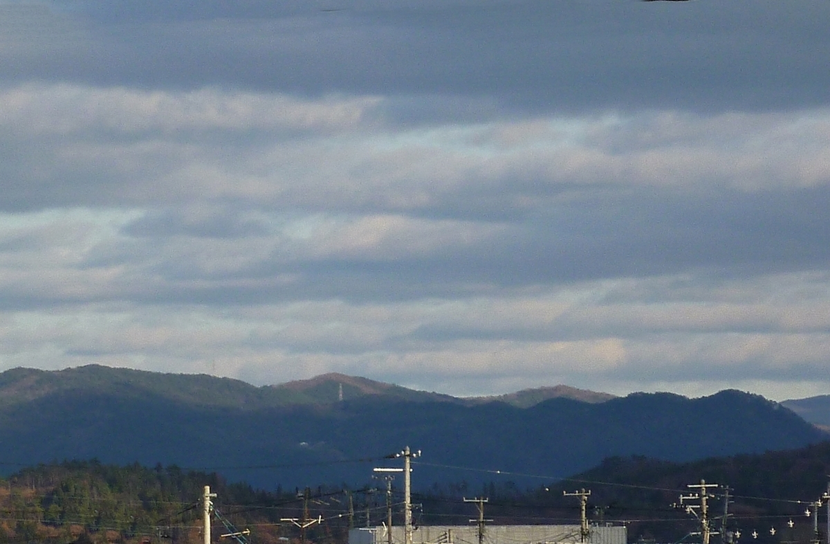 遠くのなだらかな山並み 初冬