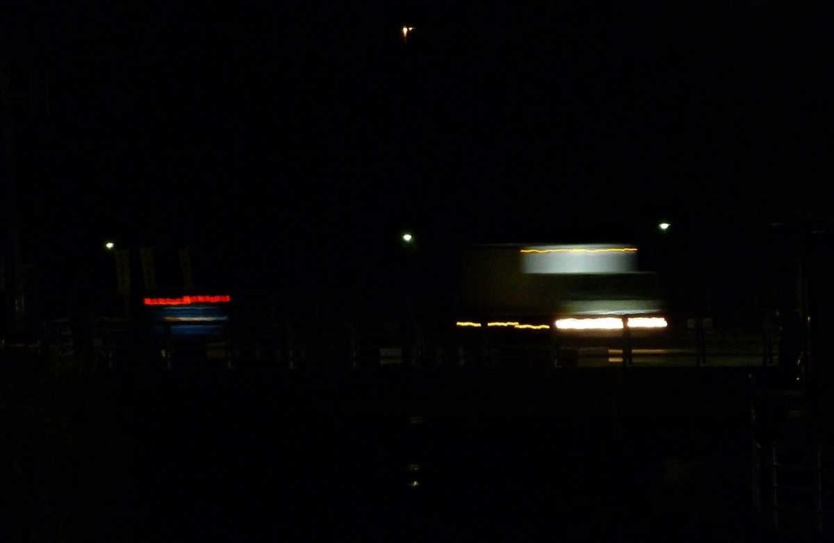 夜の車道 ライトの流線形