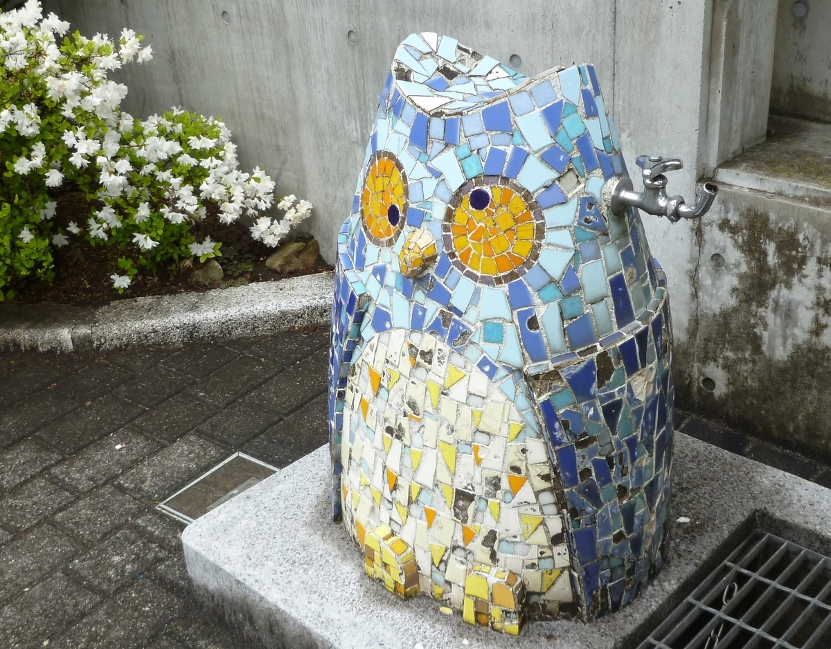 蛇口のついたカラフルなフクロウ