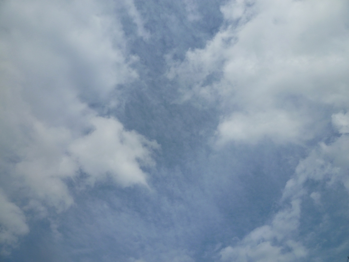 真上の空 雲の切れ目に青空