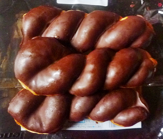 チョコがけツイストドーナッツ