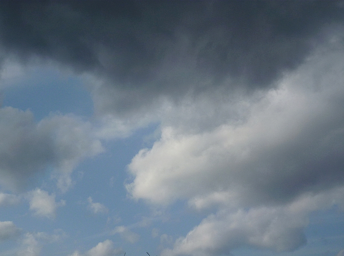 黒い雲と白い雲