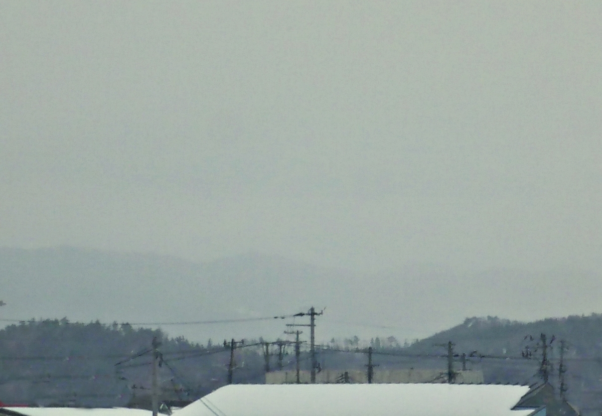 雪に霞む山並み