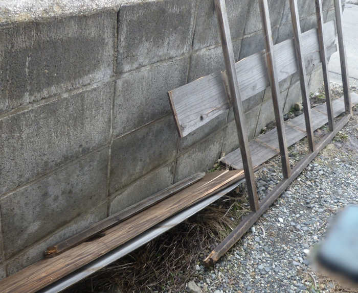 バラバラになった戸板