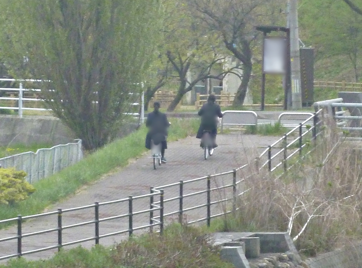 自転車の女子高生