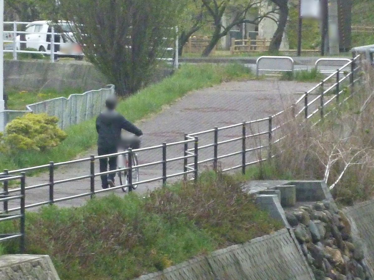 自転車を押す紳士