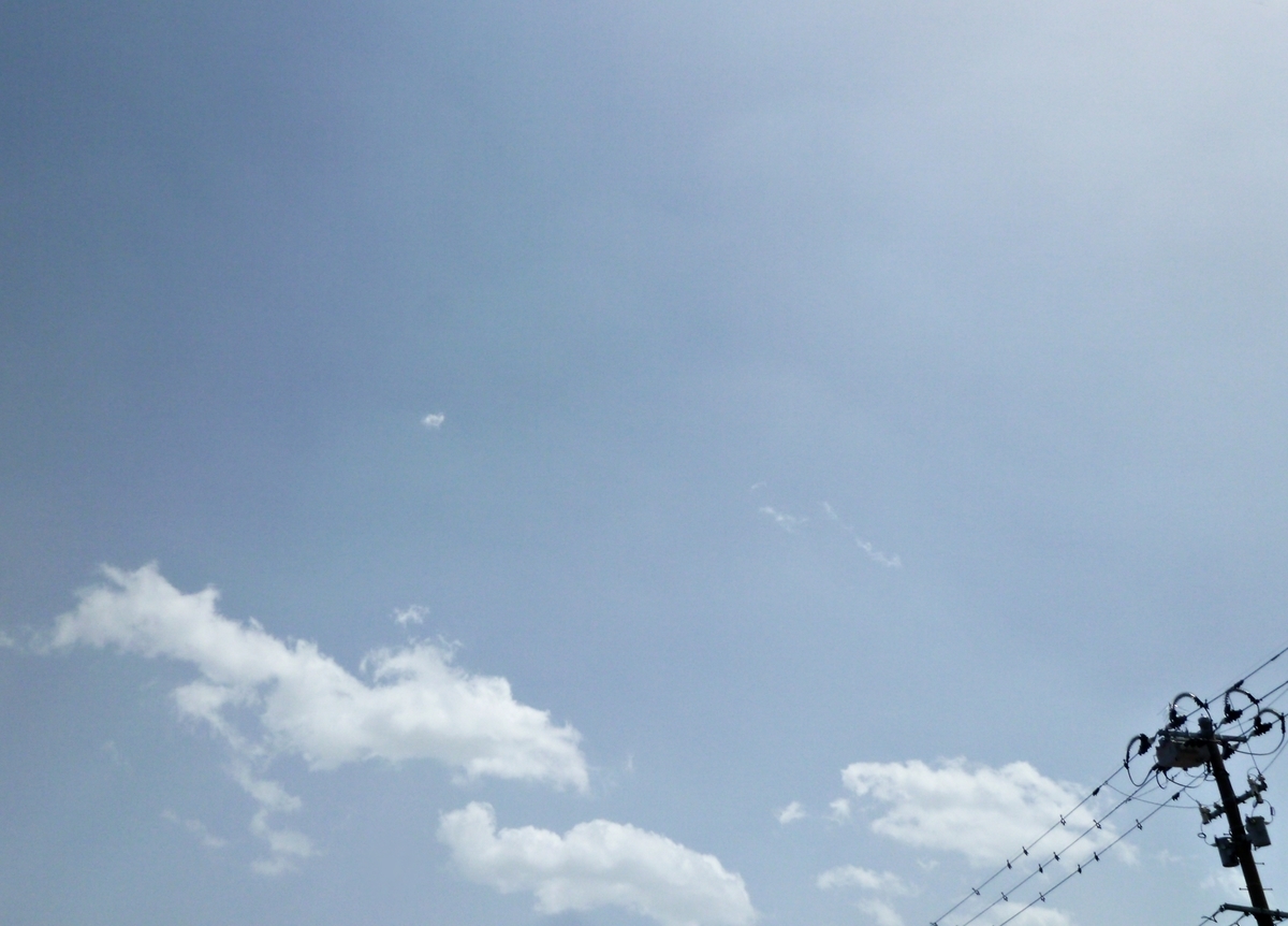 青空と雲と電柱