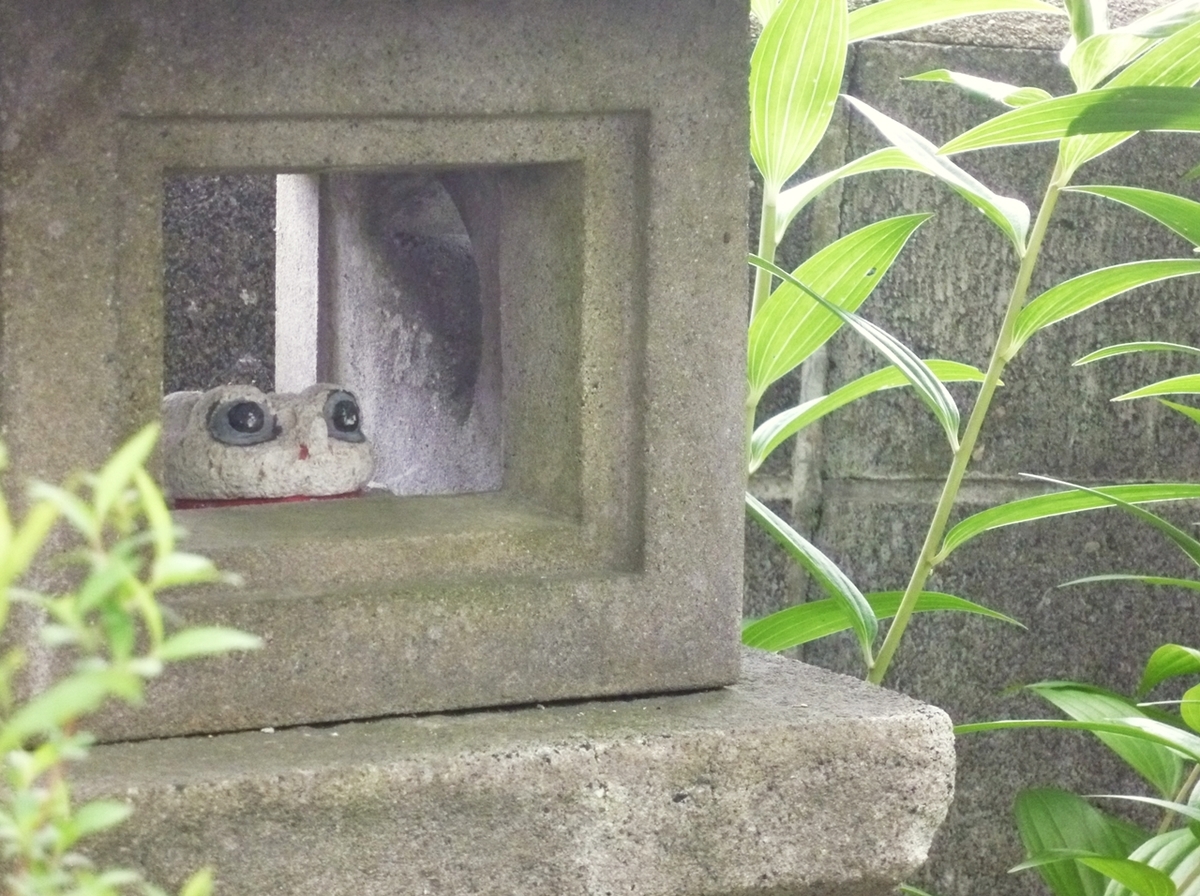 石灯篭とカエルの置物
