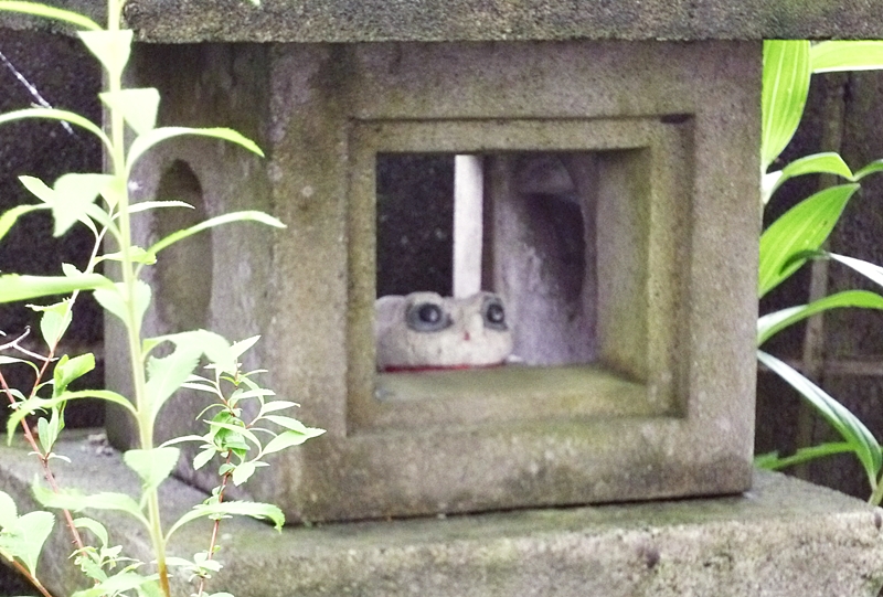 石灯篭とカエルの置物