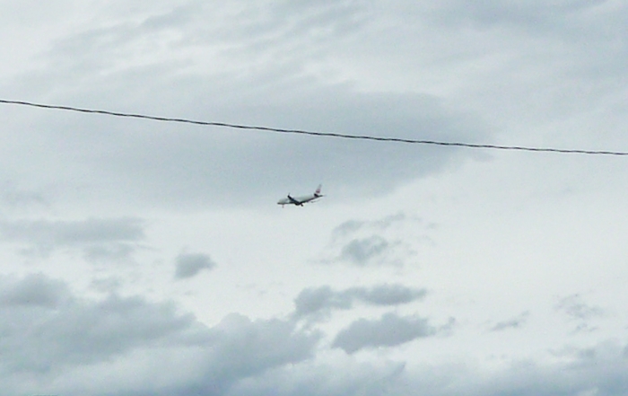 着陸寸前の旅客機