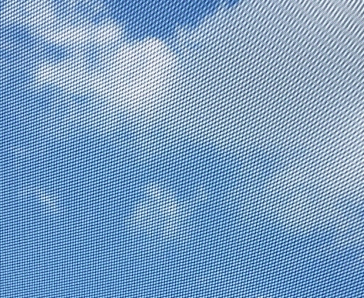 網戸越しの青空